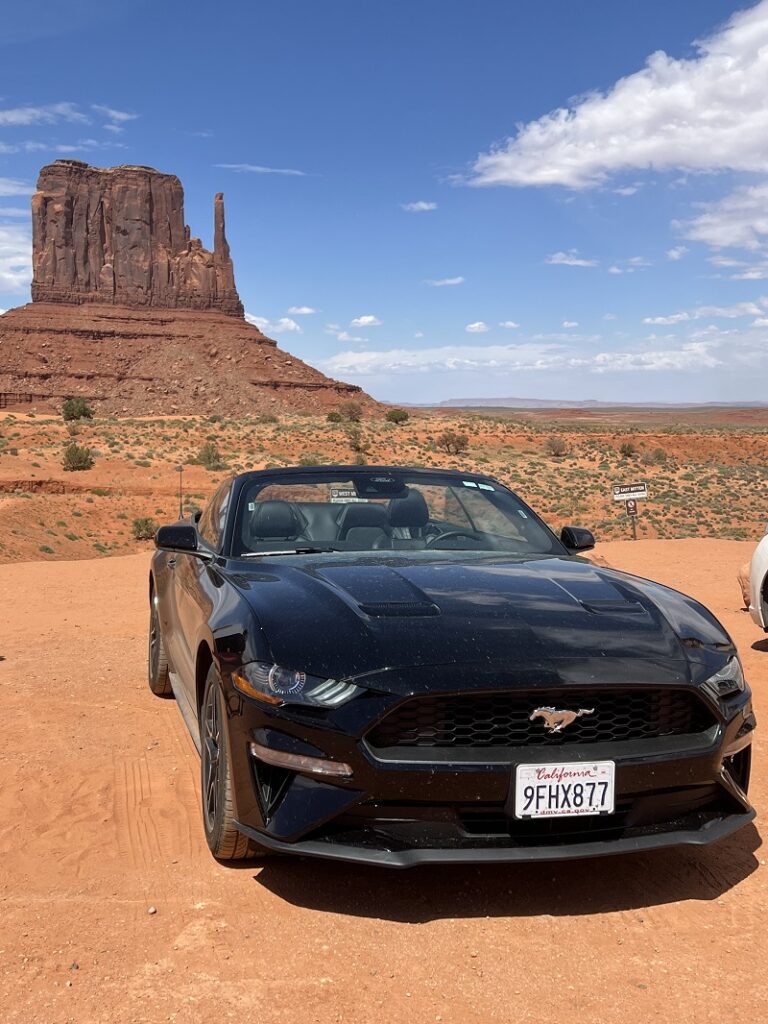 Ford Mustang bei Monument Valley